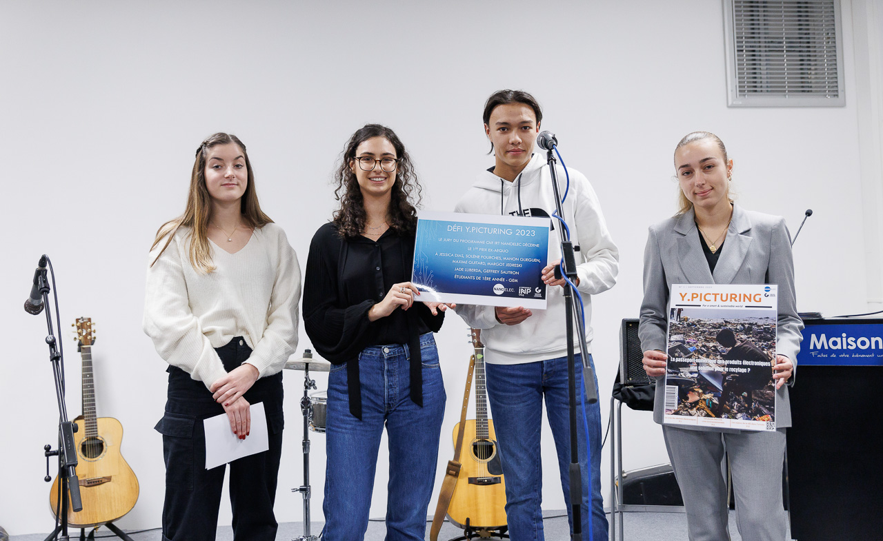 Groupe 1 : Le passeport numérique des produits électroniques, une solution pour plus de recyclage ? (de gauche à droite : Manon Gueguen, Margot Jedreski, Maxime Guitard, Jessica Dias ; dans l’équipe aussi Geffrey Sautron, Solène Fourches, Jade Luberda) (c) P. Jayet/CEA