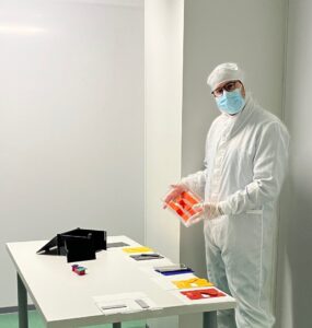 Yannick Le Tiec (CEA-Leti) vous donne rendez-vous en direct de la salle blanche pour une démo live. Chimiste de formation initiale, Yannick Le Tiec a obtenu son doctorat en 1998 dans le domaine de l’ingénierie des matériaux et des sciences à l’INPG (Institut National Polytechnique Grenoble), après avoir développé une nouvelle technique de transfert de couche au CEA-Leti. Fort d’une expérience de plus de 25 ans, il est actuellement responsable du développement de programmes collaboratifs européens au CEA-Leti. (c) CEA